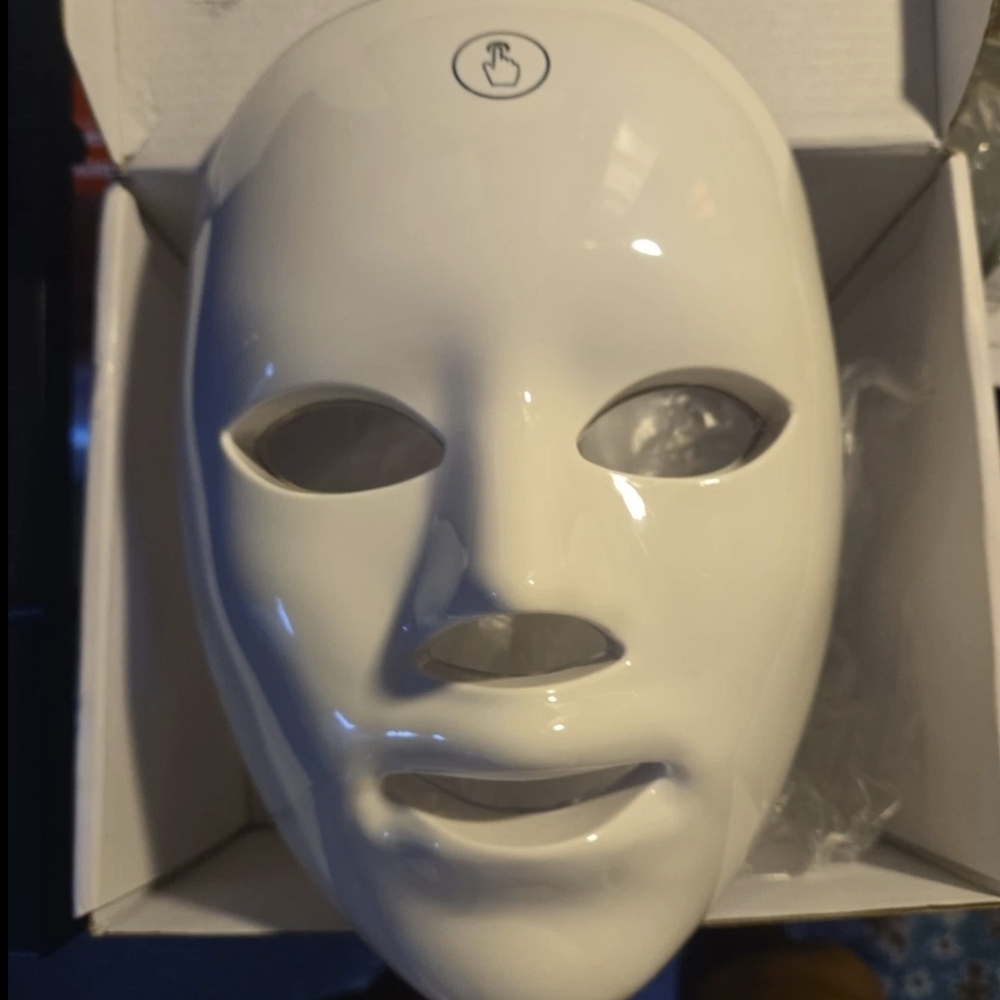 LED Light Therapy Mask - White